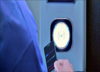 hospital adopta HF RFID para identificar pacientes y personal